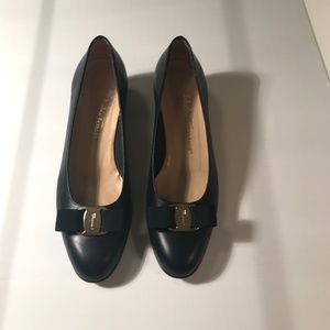Ferragamo Vara Navy size 8B pumps